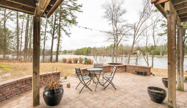 Lakehouse with Gorgeous View - Family Friendly!