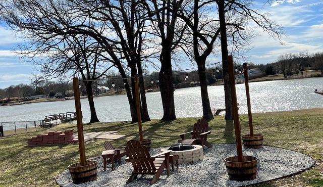 Lakehouse with lake access, spacious yard, updated interior