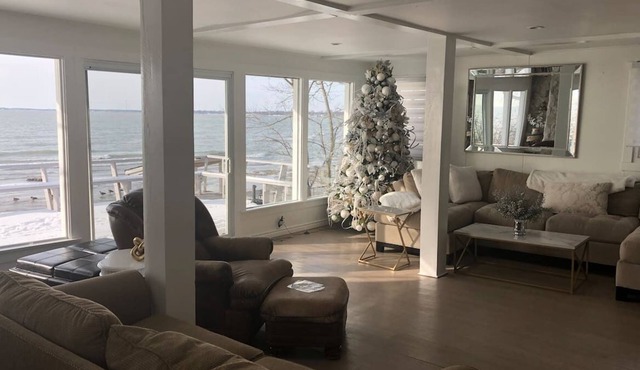 Lakehouse with Private Beach!