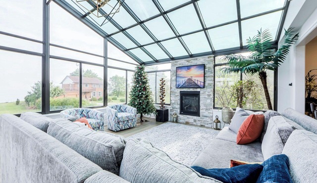 Lakehouse with Spectacular View + Pool and 5 Bedrooms close to Niagara Falls