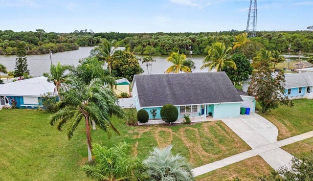 Lakehouse with Sunsets, Private Pool and Jacuzzi, 1Mi to Indian River Lagoon