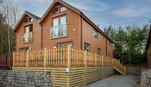 LAKELAND LODGE, pet friendly, character holiday cottage in Carnforth