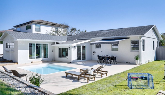 Lakeland Retreat: Private Heated Pool & Yard Games