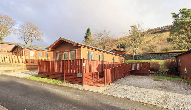 LAKELAND VIEW LODGE, pet friendly, with hot tub in Windermere
