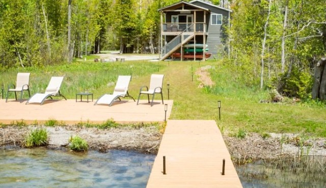 LakeLife, 4Q Bed, Wooded/Private, Kayaks, SpaShower, Luxe, Firepit, 2ndStoryDeck