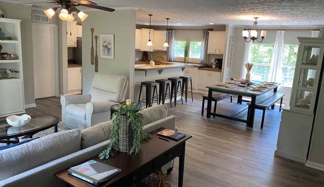 LakeLocked-3-bedroom family-friendly home, 1.6 miles from Fairy Stone State Park