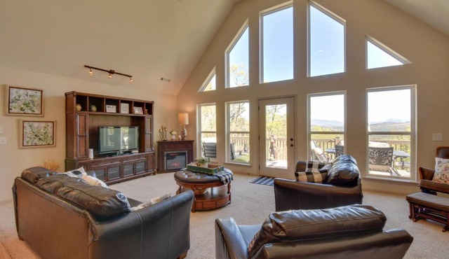 Lakemont Retreat Game Room, Hot Tub, and Mtn Views!