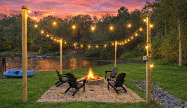 Lakemore by SoCharm | Sleeps 18 | Indoor pickleball