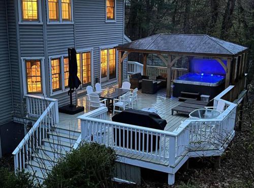 LakePath Beach House - XL hot tub, walk to beach