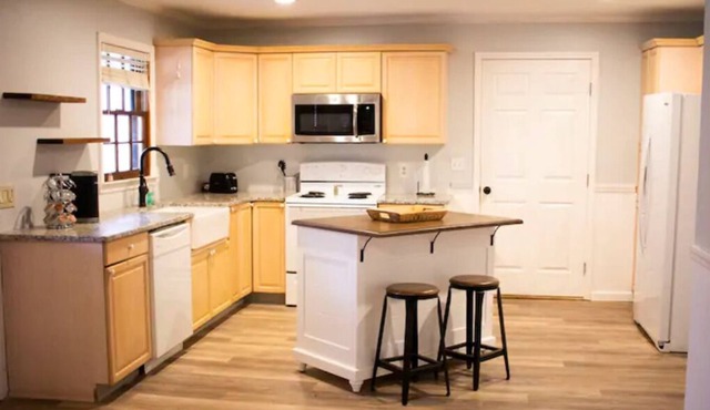 LakePoint Retreat- pool open May-September View calendar