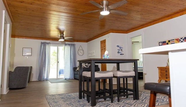 LakePointe Shores #8 Open floor cottage in Madison on the Lake