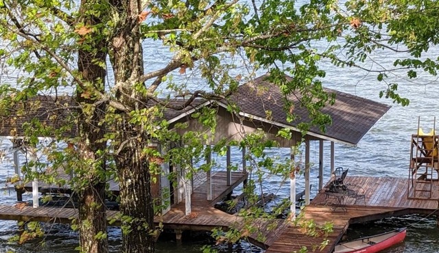 Laker's Acres: Stunning View, Sleeps 14, Very Private, Relaxing