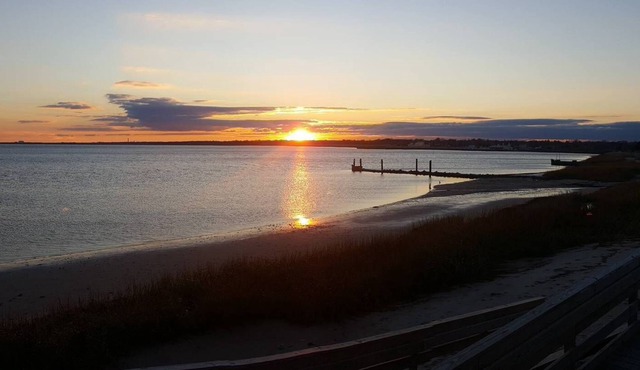 Lakes Bay Waterfront Location With Amazing Sunset Views!