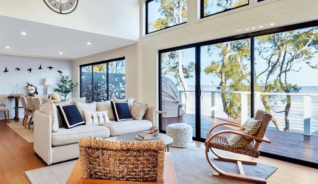 Lakes Breeze: A Picturesque Waterfront Lake House with Lots of Fun