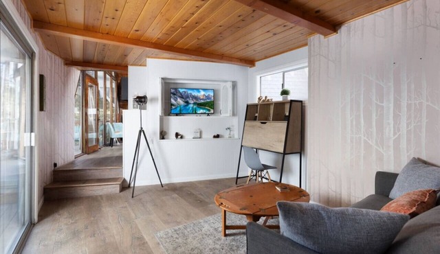 Lake’s Edge Lodge | Stroll to the Lake