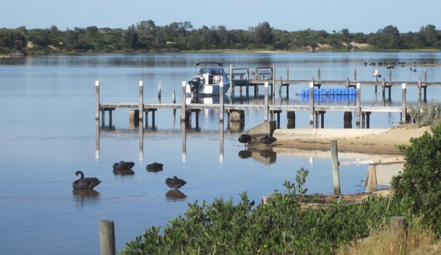 Lakes Entrance Waterfront Cottages with King Beds