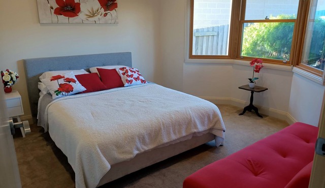 Lakes Guest House: Unit with private entrance sleeps 8