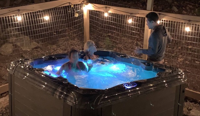 Lakes Region Retreat, Hot Tub, Concerts, Dogs Ok