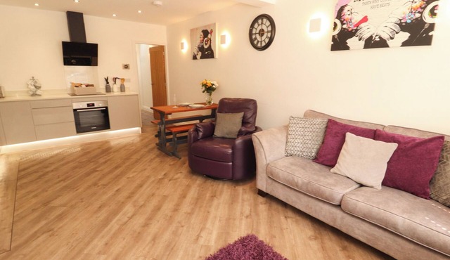 LAKES VIEW APARTMENT 1, romantic, with hot tub in Carnforth