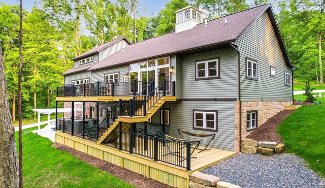 Lakes, Waterfall, Basketball Court: Family Getaway 5-7 bedrooms