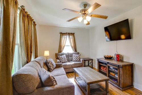 Lakes, Whiskey and More! Charming Home in Tullahoma