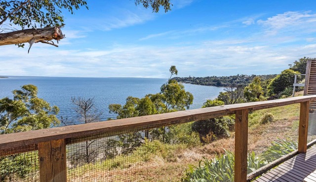 Lakescapes Cottage - Relax & enjoy 180 degrees, uninterrupted water views