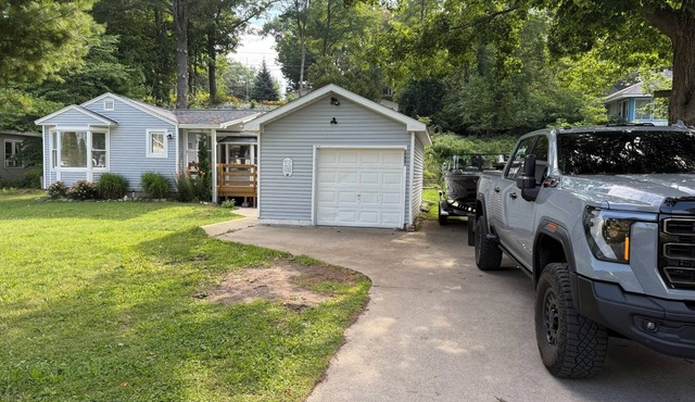Lakeshore Cabana 2-bedroom cottage with AC in charming Ludington