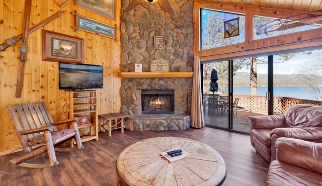 Lakeshore Cabin at Big Bear Lake | Hot Tub | Pool Table | Boat Dock