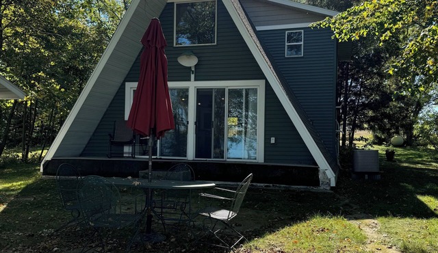Lakeshore Cabin , Great Fishing, Tubing, and Skiing