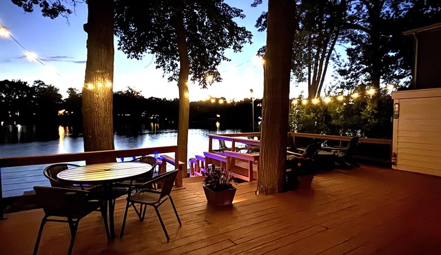 Lakeshore Cottage: Fish, Kayak, Relax, Sunset Deck
