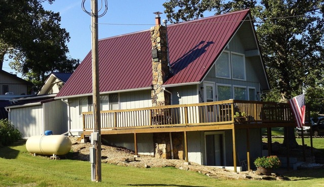 Lakeshore Cottage is a Charming Beaver Shores Cottage near Prairie Creek Marina