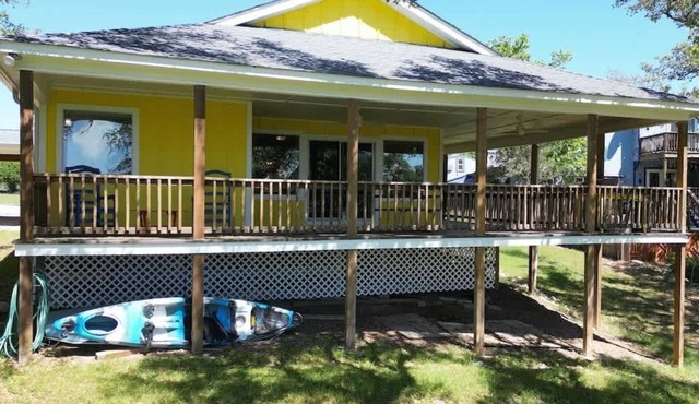 Lakeshore Escapes, on Canyon Lake waterfront