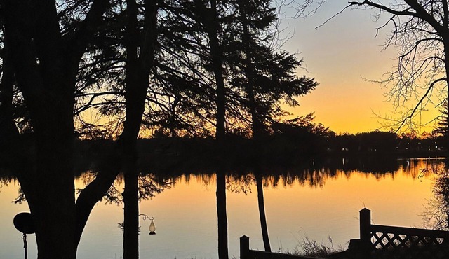 Lakeshore family cabin retreat