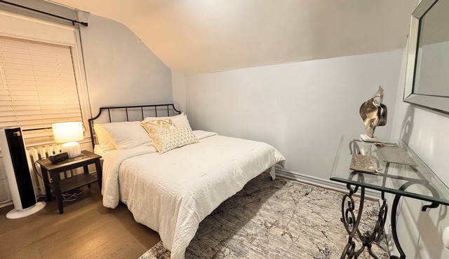 Lakeshore Full Apartment - Steps to Bars & Fun in Port Credit