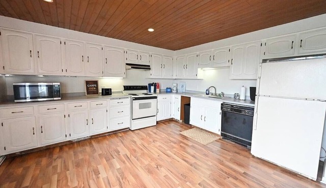 Lakeshore Landing - Unique 3 Story Condo