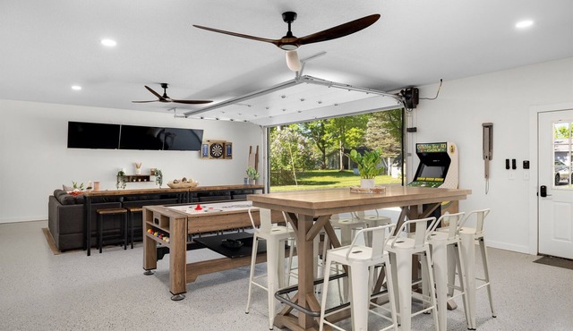 Lakeshore Living - Private Beach, Sleeps 16!