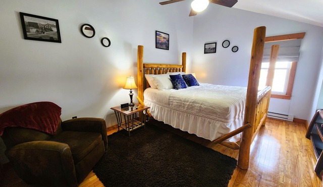 Lakeshore Loft - Spacious Apartment, Walking Distance to Private Beach Access