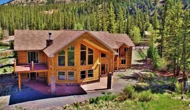 Lakeshore Manor - Picturesque Lakefront House on Beautiful Lake San Cristobal