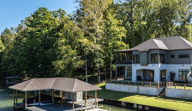 Lakeshore Oasis on Lake Martin, Lakeshore Oasis- Luxurious 5Br, Lakefront Home, Sleeps 14
