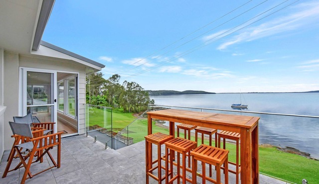 Lakeshore Retreat absolute Waterfront at Bolton Point