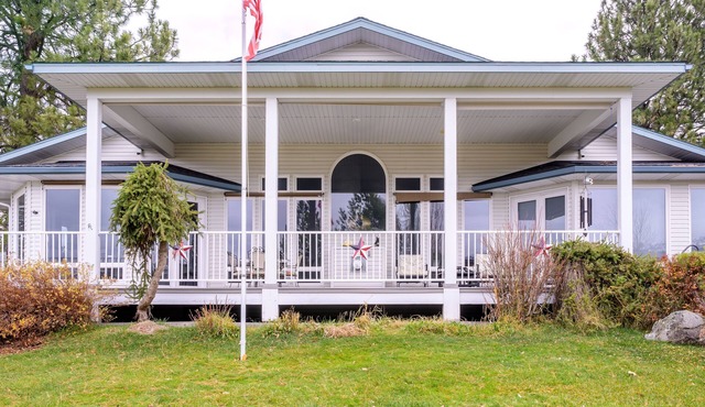Lakeshore Retreat - Hot tub/Fireplace/Great Views