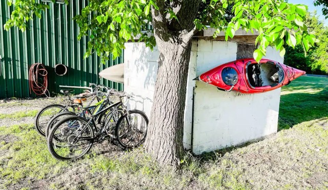 Lakeshore Retreat -kayaks, bikes, fishing poles