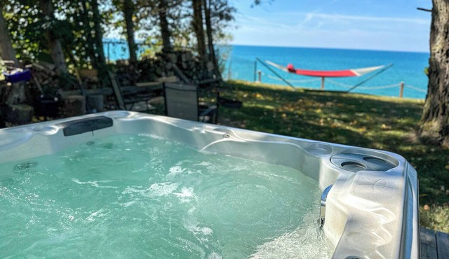 Lakeshore Sunsets - King Bed, Hot tub!