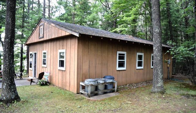 Lakeside 1 Bedroom Cabin, Sleeps 4+