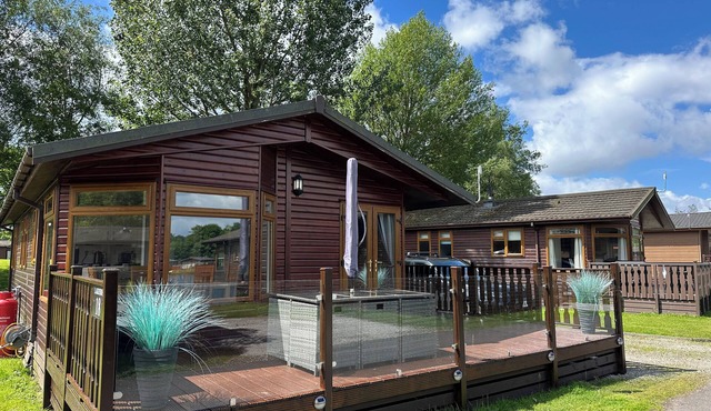 LAKESIDE 18, pet friendly, with a garden in Carnforth