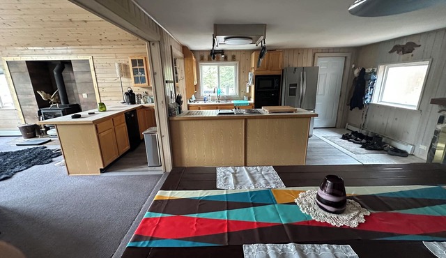 Lakeside 2-bedroom lodge in beautiful Cooper Landing with discreet privacy!
