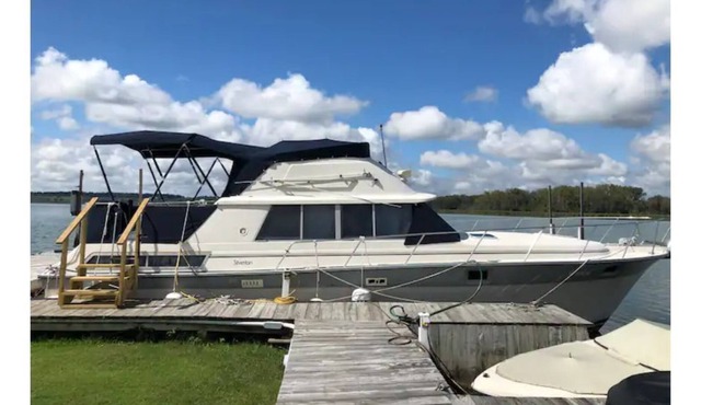 Lakeside 2 bedroom Boatel at Lockview Marina