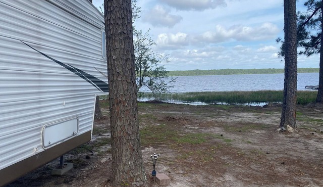 Lakeside 2-bedroom RV in charming Hartsville with AC, WiFi