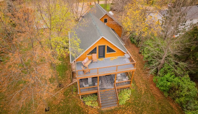 Lakeside 3-bdrm chalet cabin near Alexandria - minutes from Carlos Creek Winery!