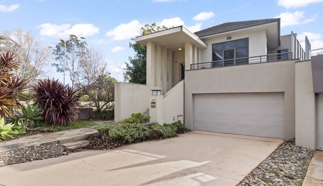 Lakeside 3-Bed Family Home with Amazing Views